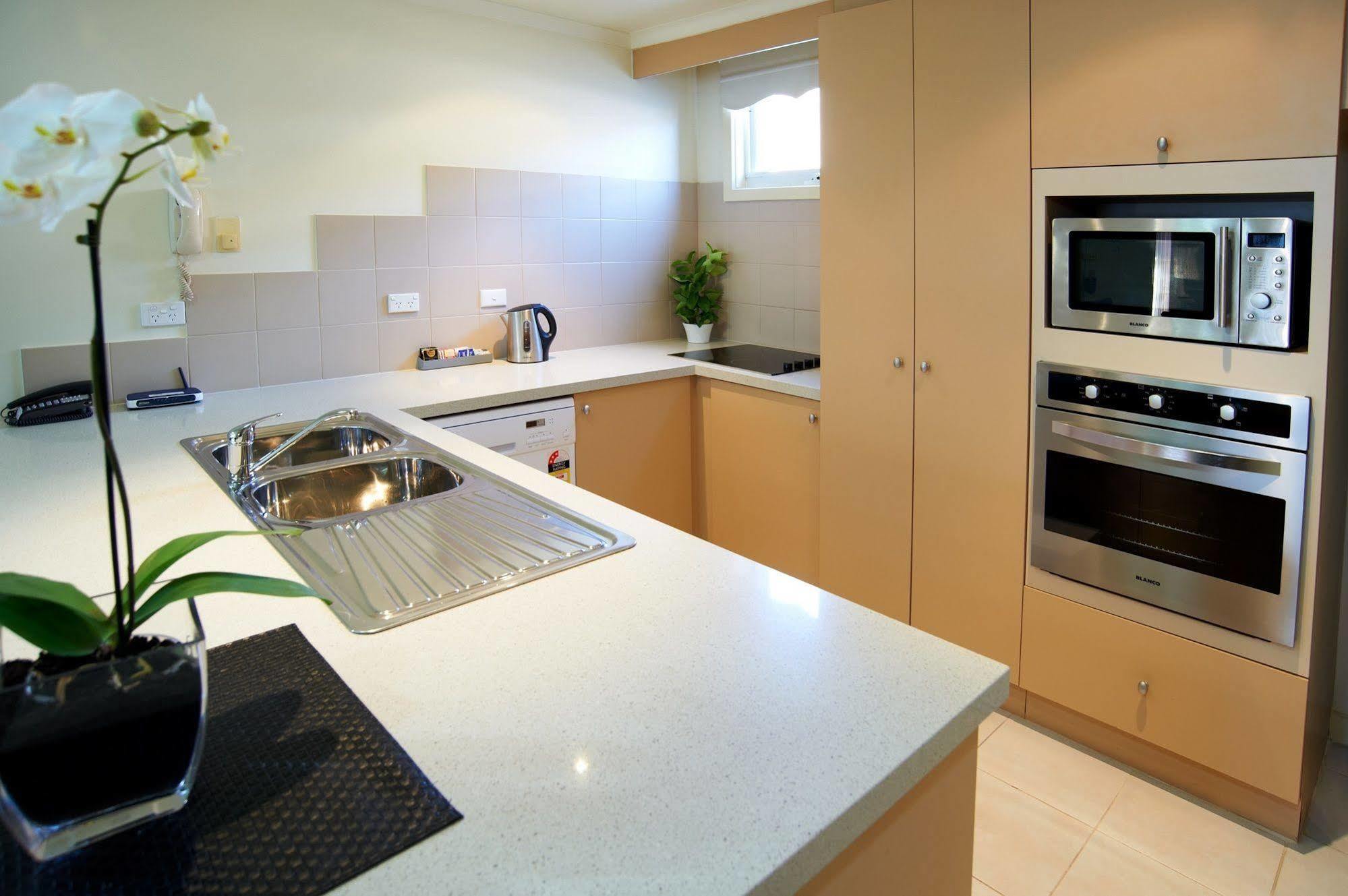 Comfort Apartments Royal Gardens Melbourne Room photo