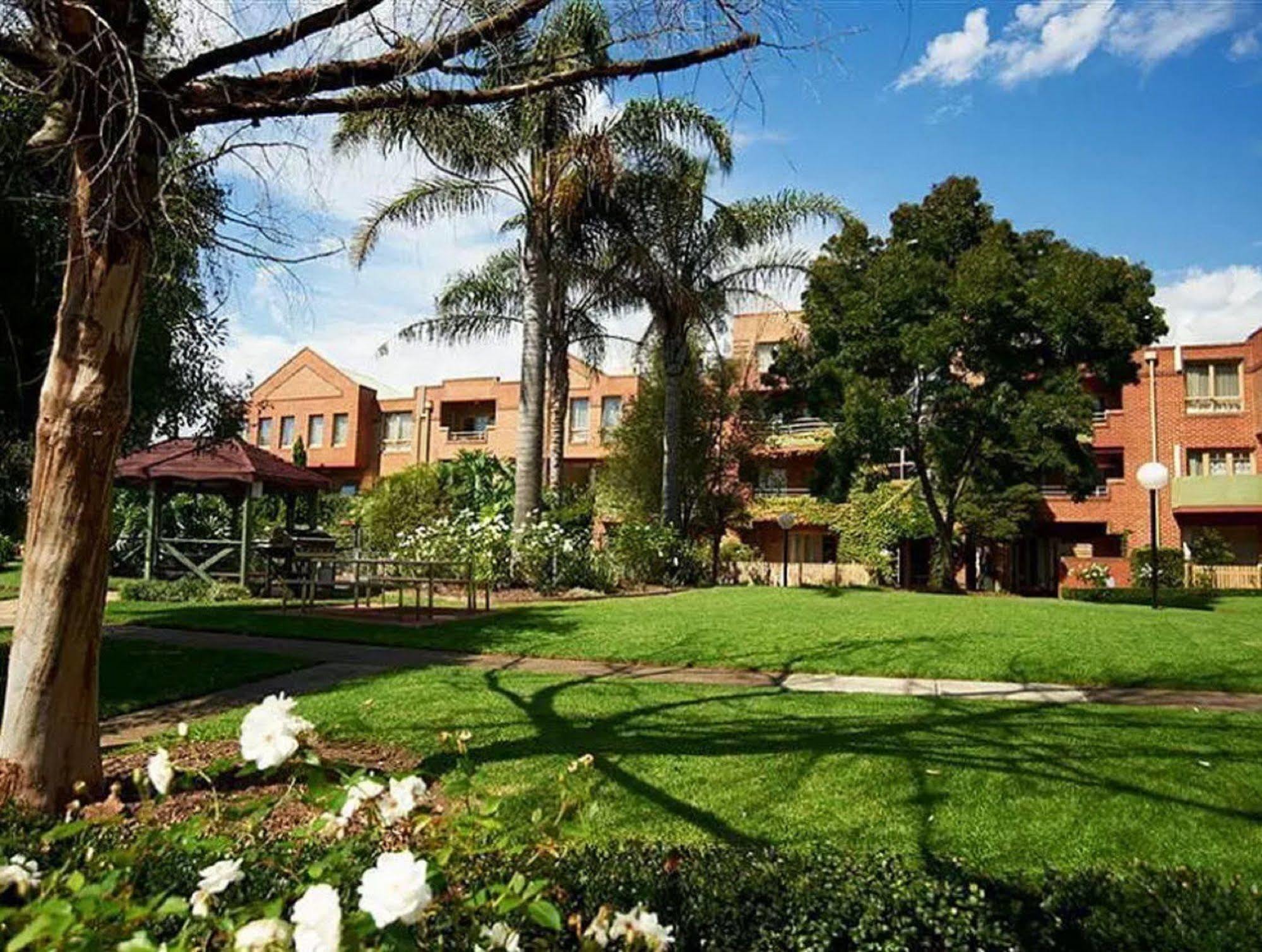 Comfort Apartments Royal Gardens Melbourne Exterior photo